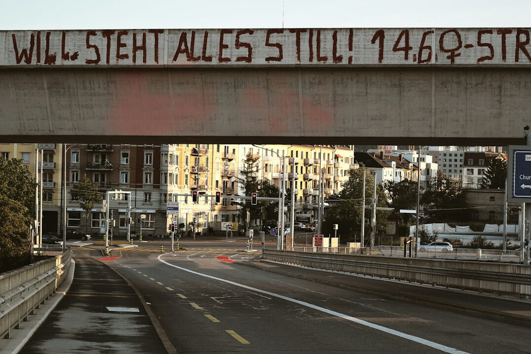 Kleines Filmteam dreht eine Dokumentarszene auf einer Strasse in Zuerich