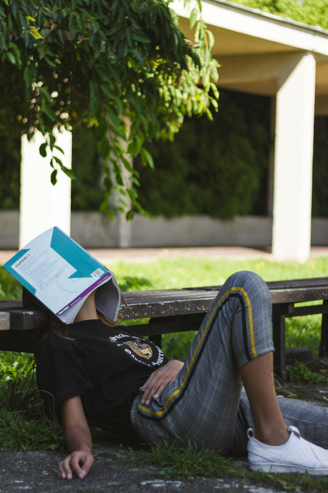 Studentin liest ein gedrucktes Drehbuch mit Notizen fuer einen Kurzfilm