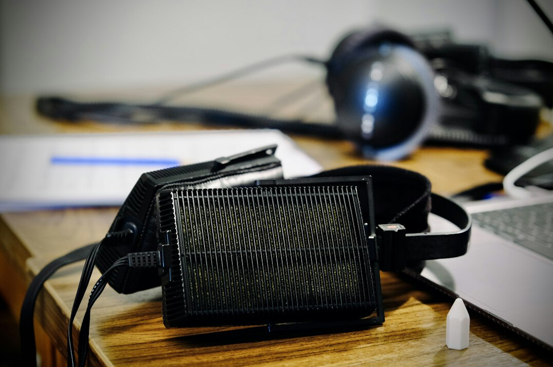 Audiomischpult und Kopfhoerer in einem kleinen Tonstudio fuer Filmnachbearbeitung