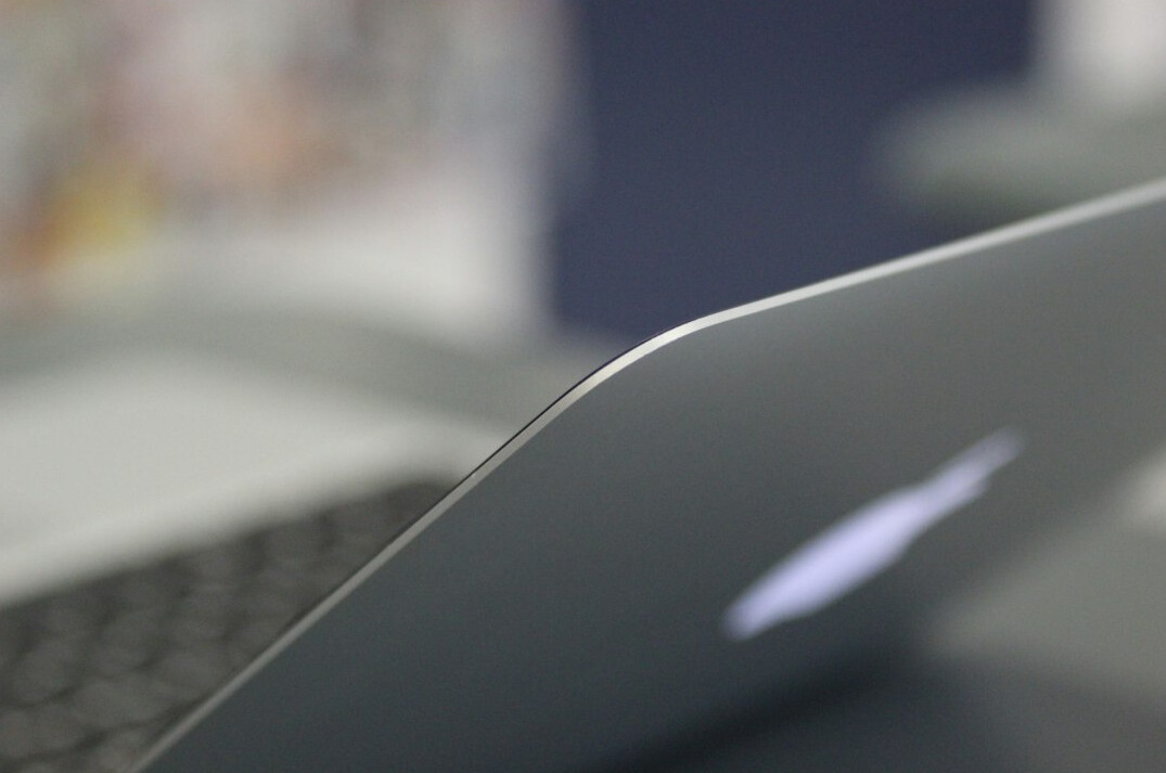 Laptop mit geoeffneter Videoschnittsoftware auf einem Holztisch
