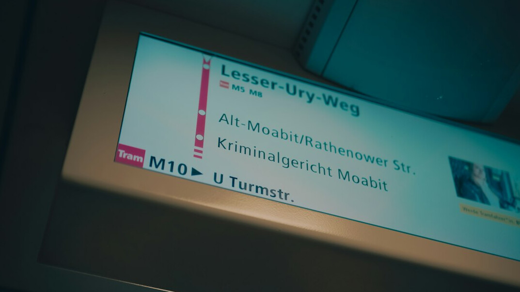 Bildschirm zeigt eine Videoschnitt-Timeline mit mehreren Spuren und Wellenformen